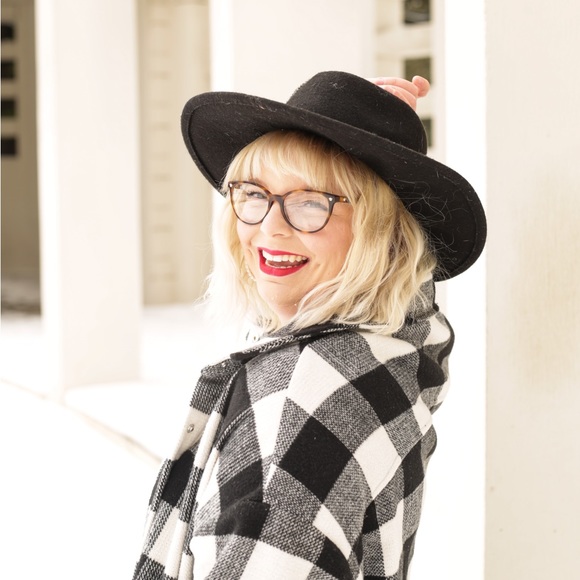 Meet your Posher, Megan!! - Picture 2 of 10